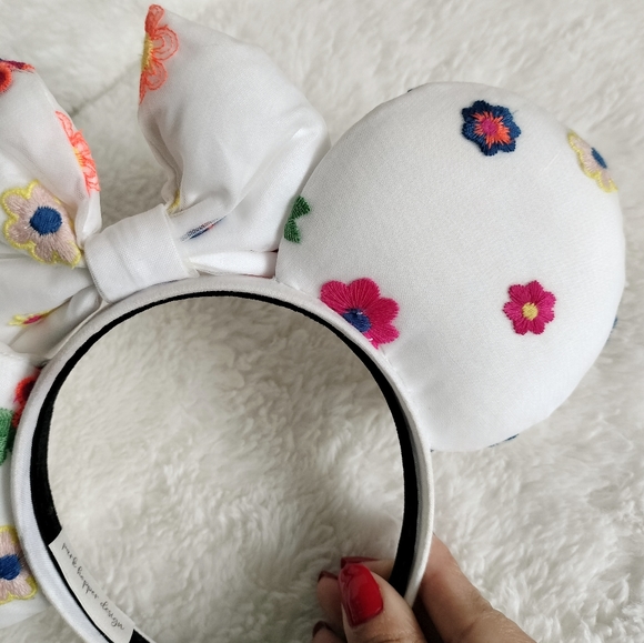 ✨SOLD✨Embroidered Flower Mouse Ears - Picture 9 of 10
